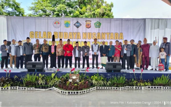 Thumbnail Jajaran tokoh FKUB Cianjur melakukan foto bersama dalam gelaran budaya nusantara lintas agama di Aula Kodim 0608, Sabtu 30 November 2024 (Foto: Iman for Ketik.co.id)