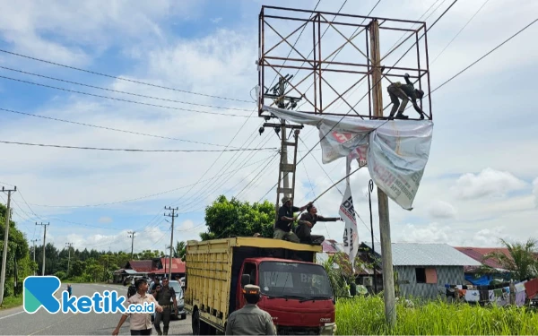 Thumbnail Berita - Kampanye Berakhir, Satpol PP Aceh Jaya Copot APK Paslon Pilkada