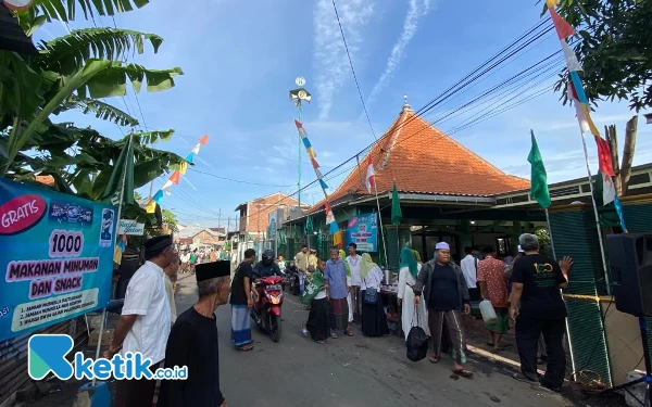 Thumbnail Berita - Masyarakat Sidoarjo Bagi 1000 Makanan untuk Nahdliyin 