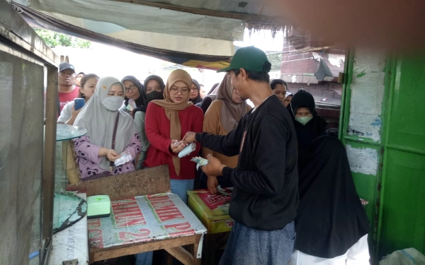 Thumbnail Berita - Unik, Pengunjung Harus Tukar Uang dengan Kepingan Kayu Agar Bisa Beli Makanan di Pasar Lawasan Surabaya