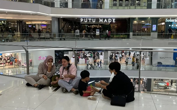 Terciduk, Menlu Retno Marsudi Ngemper di Mall Ngemong Cucu