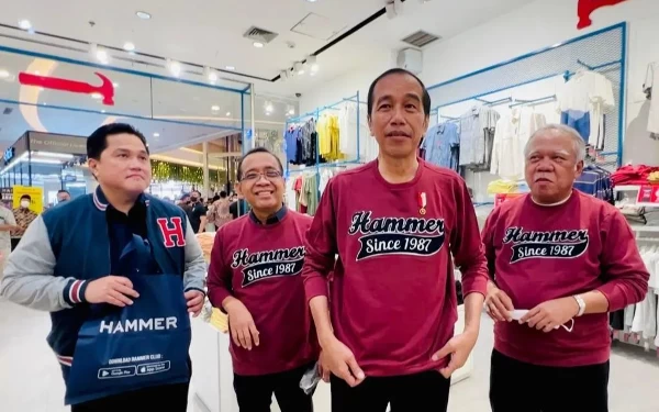 Thumbnail Berita - Jokowi dan Para Menteri Ngemall di Pekanbaru, Pamer Brand Hammer!