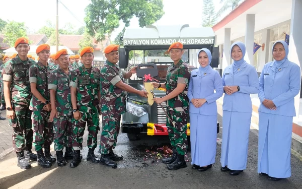 Danyonko 464 Kopasgat Serahkan 1 Unit Happy Car untuk Keluarga Besar Satuan