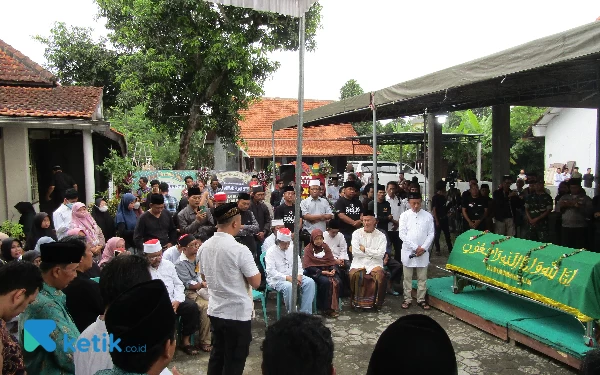 Thumbnail Kapolres Jombang AKBP Moh Nurhidayat (berdiri tengah), perwakilan Forkopimda Pemerintah Kabupaten Jombang hadir dalam prosesi pemakaman Cak Fuad.