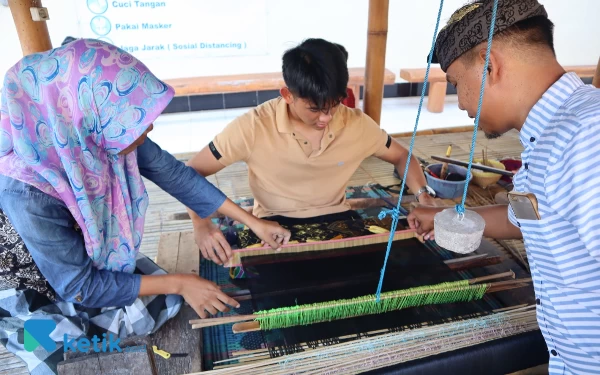 Thumbnail Pengrajin tenun dengan sabar melatih Mario untuk bisa menguasai teknik dasar menenun. (Foto: Samsul Hadi Mustofa/Ketik.co.id)