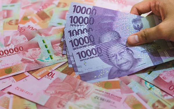 Mengawali Perdagangan Rupiah Dibuka Melemah ke Level 15.004