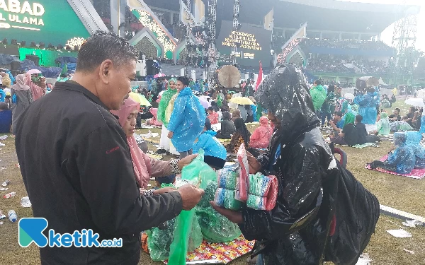 Hujan Mengguyur GOR Delta Sidoarjo, Pedagang Jas Hujan Raih Untung