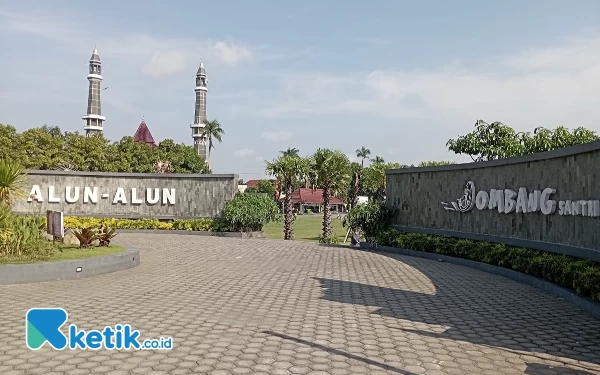 Thumbnail Alun-alun Jombang tepat berada di depan atau utara Stasiun Jombang.