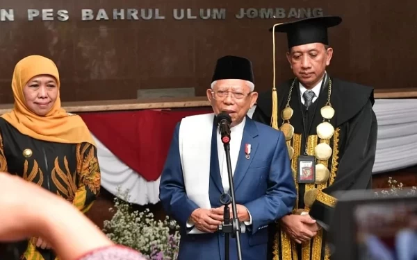 Thumbnail Ma'ruf Amin menyampaikan keterangan pers usai memberikan orasi ilmiah di wisuda Institut Agama Islam Bani Fattah, Tambakberas. (Foto: Setwapres)