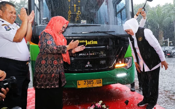 Thumbnail Berita - Tingkatan Konektivitas, Khofifah Tambah 10 Unit Armada Bus Transjatim