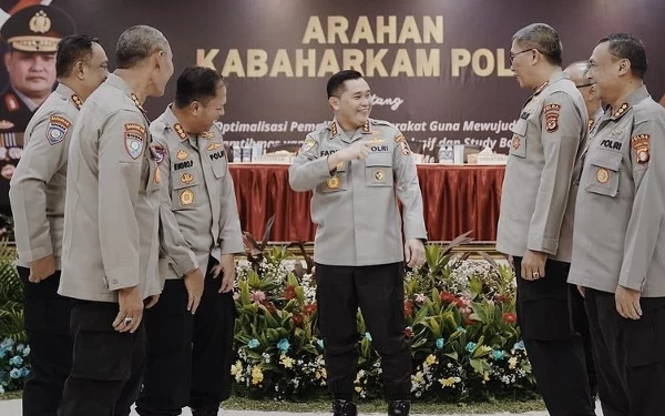 Thumbnail Berita - Dekatkan Polisi dengan Masyarakat, Kabaharkam Komjen Fadil Imran Kumpulkan Pati Polri