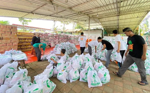 Thumbnail Berita - Gus Muhaimin Bagikan Puluhan Ribu Paket Lebaran untuk Warga Malang Raya