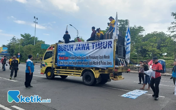 Thumbnail Buruh mempersiapkan sound system untuk berorasi di depan Kantor Gubernur Jawa Timur, Senin (1/5/2023).( Foto: Husni Habib/Ketik.co.id)