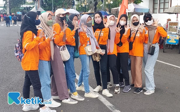 Thumbnail Sejumlah buruh sedang mengabadikan momen menjelang unjuk rasa peringatan Hari Buruh, Senin (1/5/2023). (Foto: Husni Habib/Ketik.co.id)