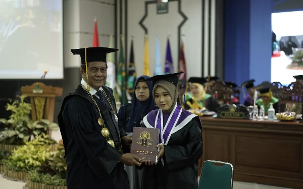 Thumbnail Berita - Sosok Inspiratif Bulgis Khumairoh, Lulusan Terbaik Wisuda S1 UIN KHAS Jember ke-53