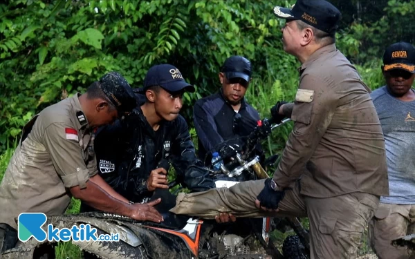 Thumbnail Berita - Jatuh Bangun, Bupati Freddy Thie  Naik Trail Tinjau Jalan yang Rusak