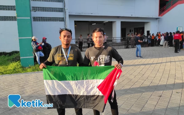 Thumbnail Joyo Pranoto bersama temannya berfoto bersama sebelum masuk ke dalam stadion gelora bung tomo (GBT), Rabu (14/6/2023). (Foto : M.Khaesar/Ketik.co.id)