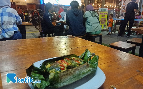 Thumbnail Berita - Kuliner Kota Malang, Enaknya Nasi Bakar di Teras Heritage Kayutangan