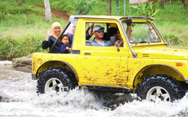 Thumbnail Berita - Ngemong Cucu ala Gubernur Khofifah, Off Road ke Bukit Jengkoang