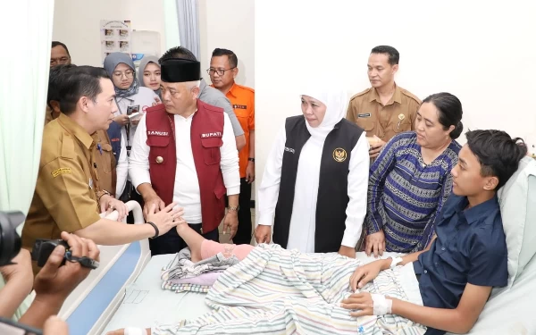 Gubernur Khofifah Kunjungi Pengungsi di RSUD Kanjuruhan