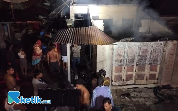 Thumbnail Berita - Rumah Kades di Asahan Kebakaran Tengah Malam, Belum Diketahui Penyebabnya