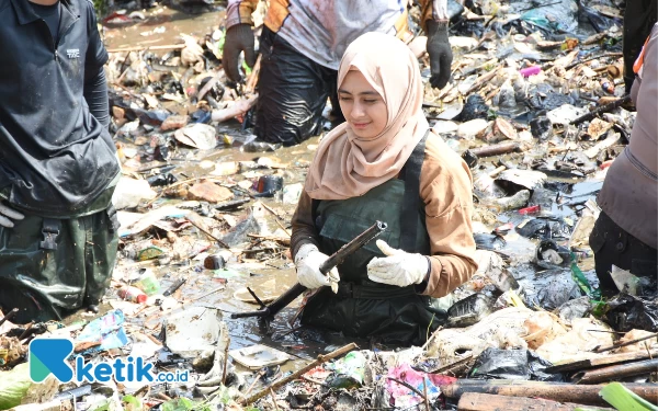 Thumbnail Berita - Hari Sungai Nasional, Kolaborasi Pemkab Bandung-Pandawara Group  Bersihkan Sampah Bendungan