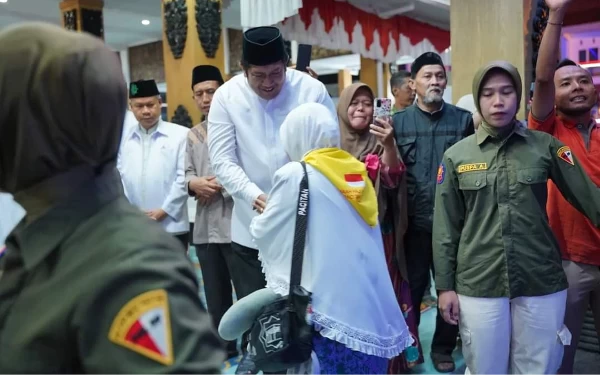 Thumbnail Berita - Wabup Pacitan Sambut Kedatangan Jamaah Haji Kloter 2, Suasana Haru Mewarnai