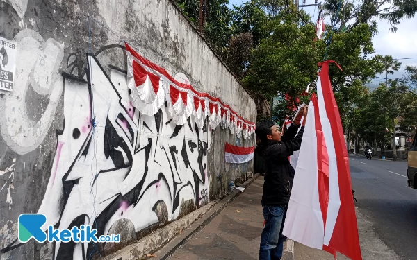 Thumbnail Berita - Omzet Pedagang Bendera Musiman di Kota Batu Menurun