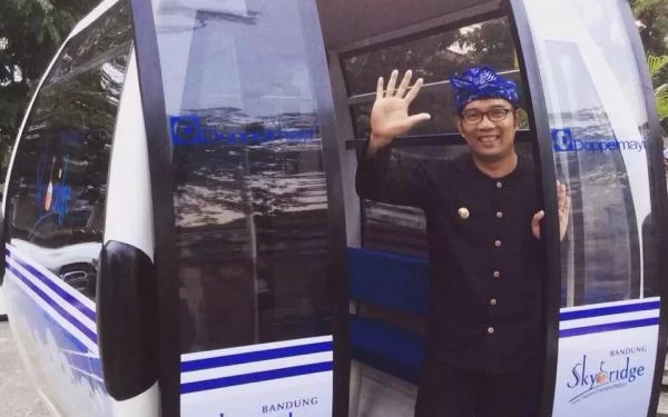 Thumbnail Berita - Disetujui Presiden Jokowi, Ridwan Kamil Kaji Rute Kereta Gantung di Bandung Raya