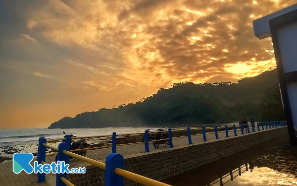 Thumbnail Berita - Menikmati Indahnya Lembayung Senja di Pantai Kali Uluh Pacitan