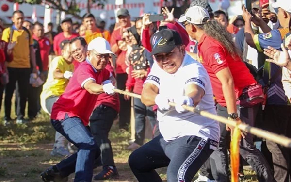 Thumbnail Berita - Semarakkan Hari Kemerdekaan, Bupati Jember Adu Tarik Tambang dengan Sekda