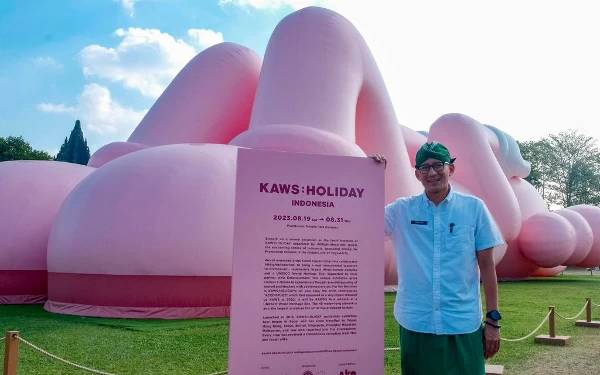 Thumbnail Menparekraf Sandiaga Uno saat meninjau pameran KAWS di Candi Prambanan (Foto: kemenparekraf.go.id)