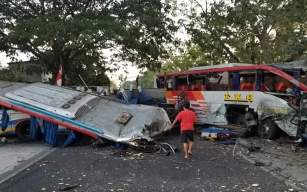 Thumbnail Berita - Bus Eka vs Sugeng Rahayu Adu Banteng di Ngawi Tiga Orang Dikabarkan Tewas, Jalur Madiun-Ngawi Dialihkan