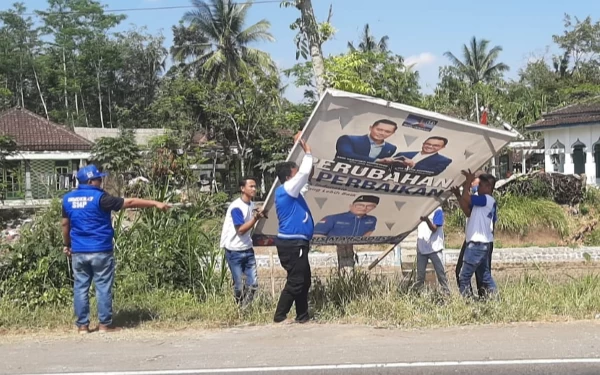 Thumbnail Berita - Penuhi Janjinya, Partai Demokrat Lumajang Copot Banner Anies Baswedan