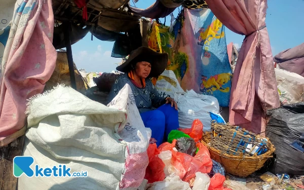 Thumbnail Berita - Kemarau Panjang, Timbunan Sampah di TPA Pakusari Disiram Ribuan Liter Air