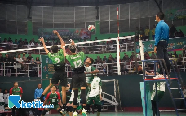 Thumbnail Berita - Surabaya Kandas, Sidoarjo Sabet Emas Cabor Bola Volly Putra