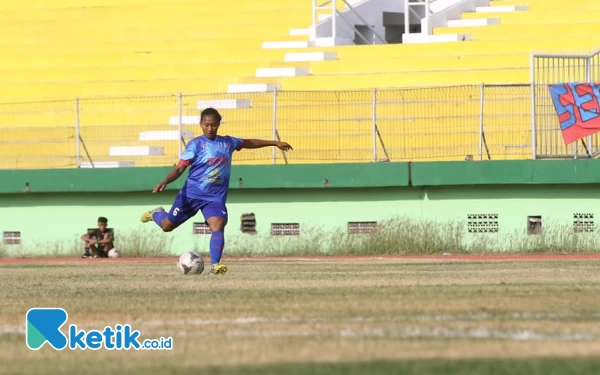 Thumbnail Berita - Suporter Berduyun-duyun Dukung Final Sepak Bola Sidoarjo di GOR Delta, Sidoarjo Unggul Sementara 3-1