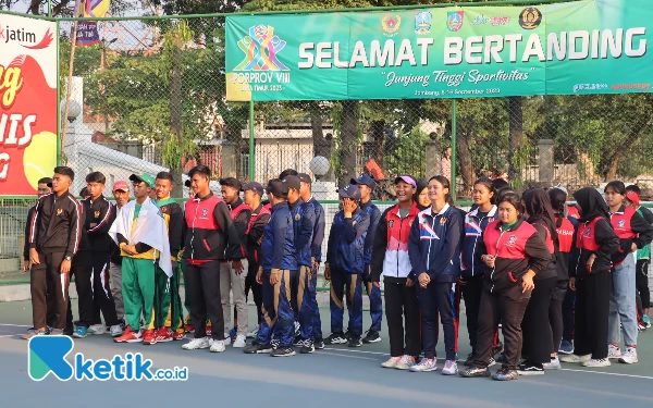 Thumbnail Para atlet Porprov Jatim 2023 cabor tenis lapangan mengikuti upacara penutupan dan pembagian medali. (Foto: Rifat/Ketik.co.id)