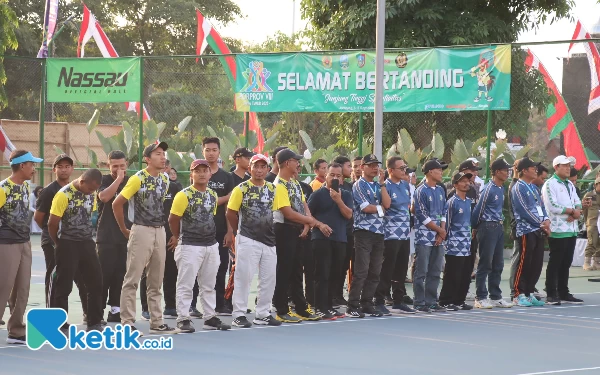 Thumbnail Panitia cabor tenis lapangan Porprov Jatim 2023 mengikuti upacara penutupan di Lapangan tenis Pendopo Kabupaten Jombang (16/9/2023). (Foto: Rifat/Ketik.co.id)