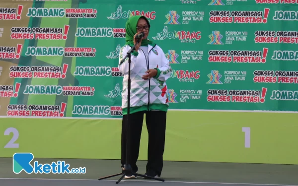 Thumbnail Bupati Jombang Mundjidah Wahab memberikan sambutan dalam upacara penutupan di lapangan tenis Pendopo Jombang (16/9/2023). (Foto: Rifat/Ketik.co.id)