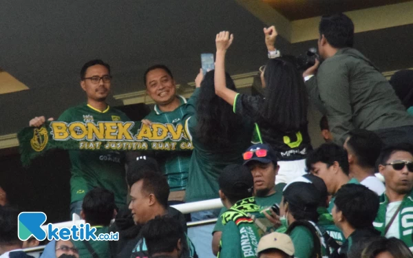 Thumbnail Wali Kota Surabaya Eri Cahyadi menonton langsung laga Persebaya vs Arema FC di Stadion GBT, Sabtu (23/9/2023). (Foto : M.Khaesar/Ketik.co.id)