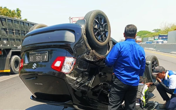 Thumbnail Berita - Diduga Mengantuk, Suzuki Ignis Terbalik di KM 754 Tol Surabaya-Gempol