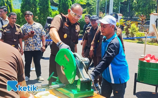 Thumbnail Berita - Kejari Sidoarjo Musnahkan Senpi hingga 1,4 Kilogram Sabu, Nilainya Capai Rp 1 Miliar