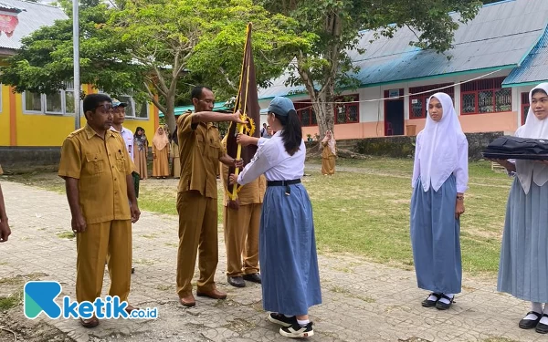 Thumbnail Berita - Setelah Dilantik, Kepsek SMA Negeri 7 Halsel Kukuhkan Pengurus OSIS