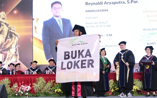 Thumbnail Berita - Viral,  Usai Diwisuda, CEO Destinasi  Wisata Bentangkan Spanduk Buka Loker