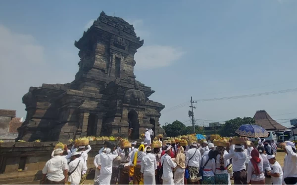 Thumbnail Berita - Mengenal Tradisi Mejauman, Kala Warga Bali Merajut Ikatan Leluhur di Malang