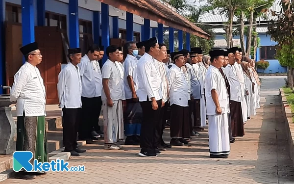 Thumbnail Berita - Hari Santri Nasional, Guru dan Karyawan SMKN 2 Tulungagung Gunakan Pakaian Khas Pesantren