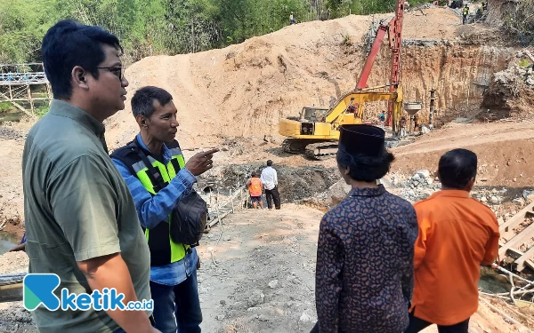 Komisi III DPRD Kabupaten Blitar Sidak Jembatan Dawuhan, Kontraktor Yakin Sesuai Target