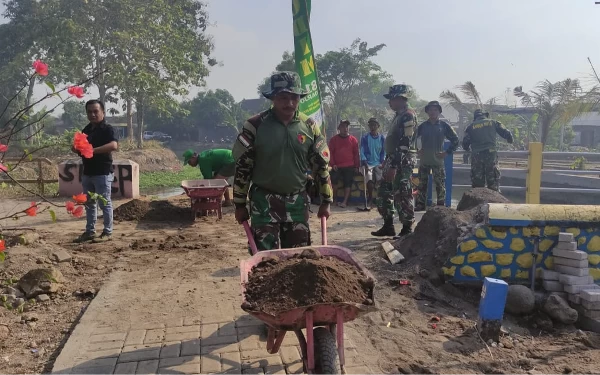 Thumbnail Berita - Cegah Banjir saat Musim Hujan Tiba, Kodim 0816/Sidoarjo Masif Normalisasi Sungai