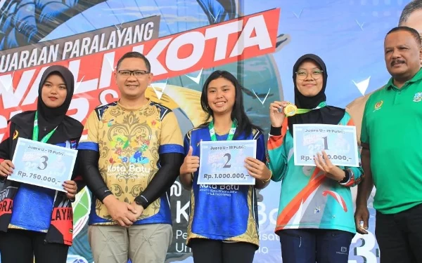 Thumbnail Berita - Hebat! Atlet Paralayang Kota Batu Borong 7 Juara dalam Kejuaraan Paralayang Wali Kota Cup